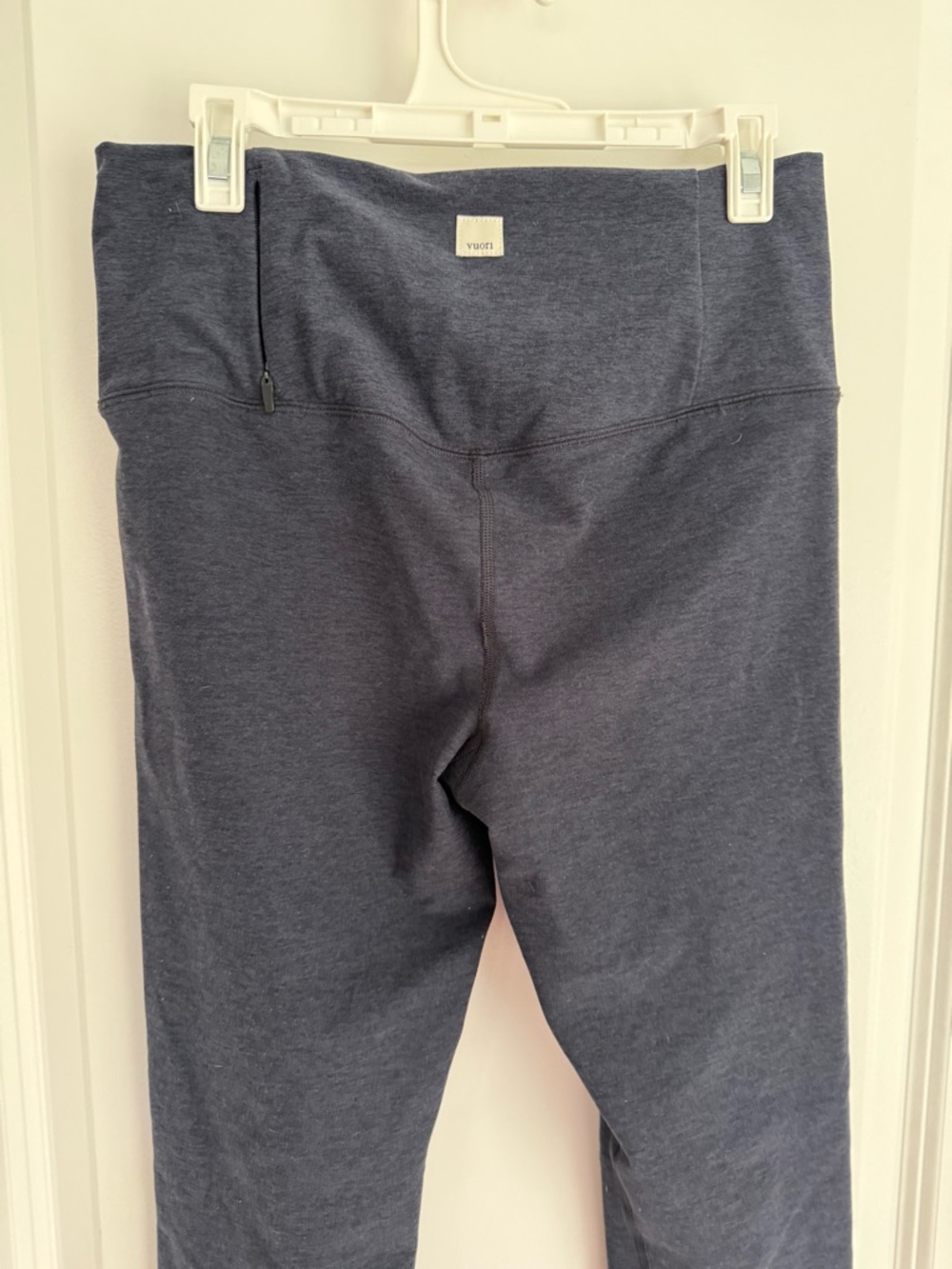 Vuori women’s Navy Leggings Small NWOT